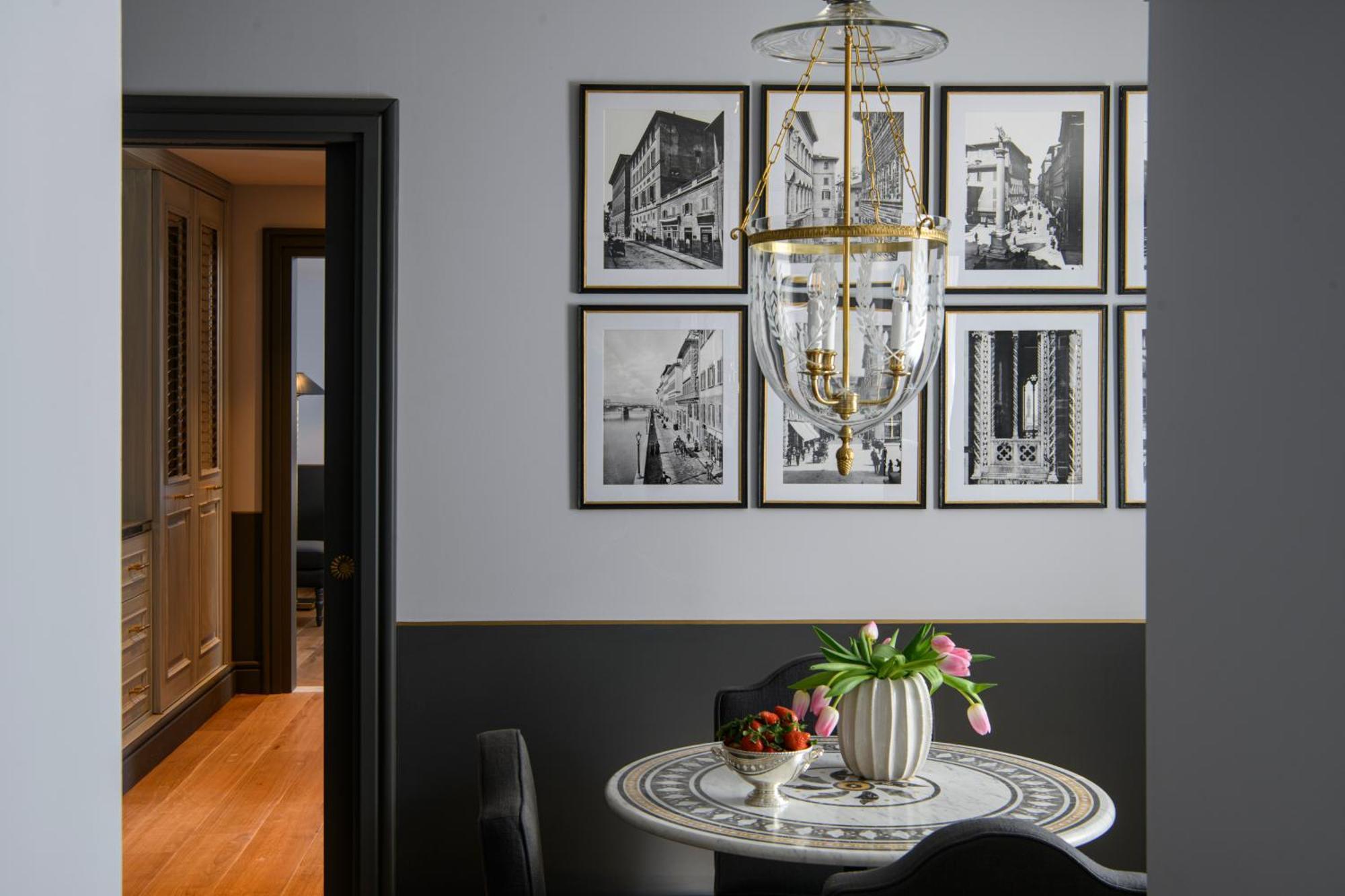Helvetia&Bristol Firenze - Starhotels Collezione Экстерьер фото A dining room with a two-tone wall