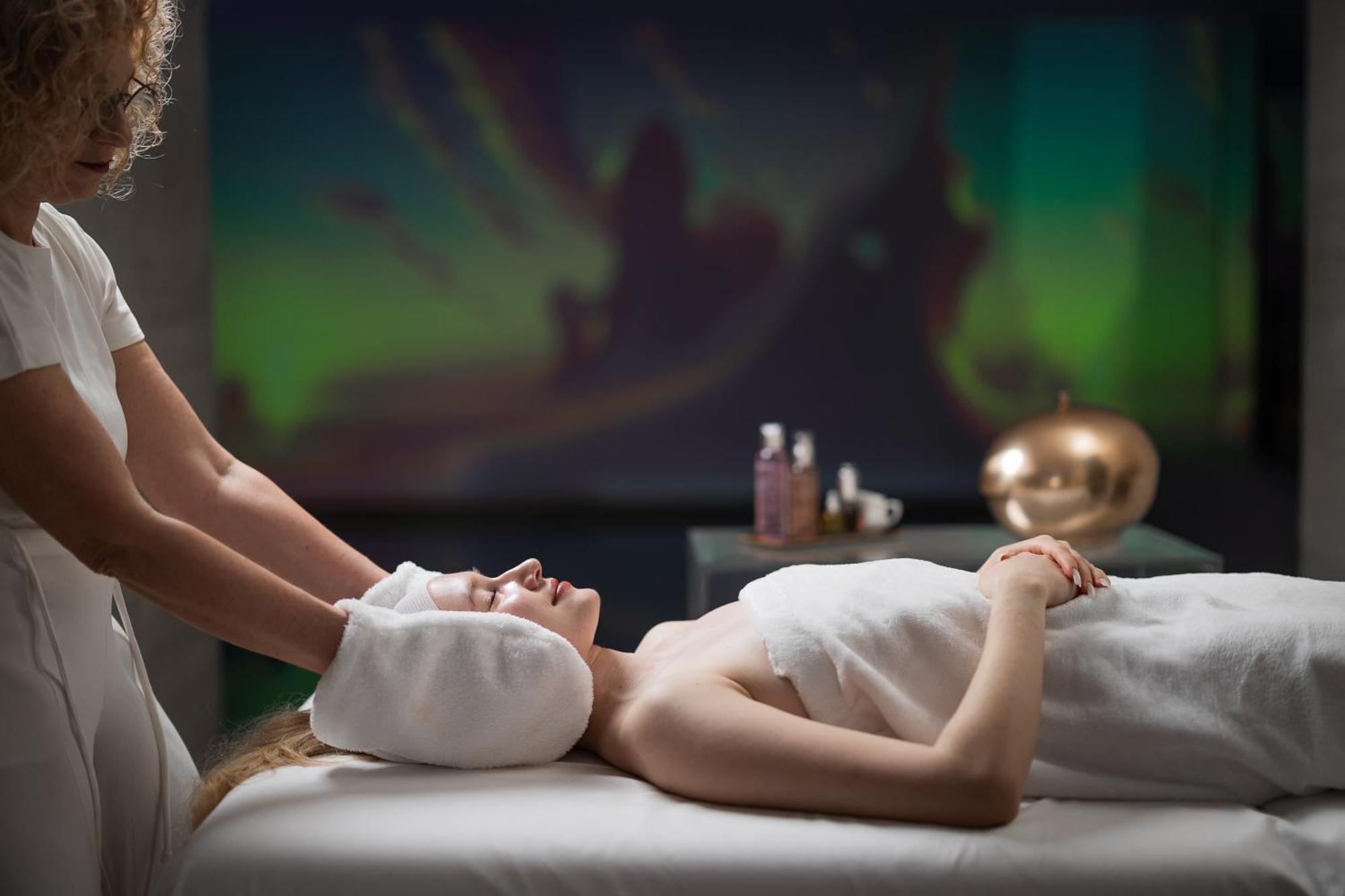 Helvetia&Bristol Firenze - Starhotels Collezione Экстерьер фото A woman receiving a facial treatment