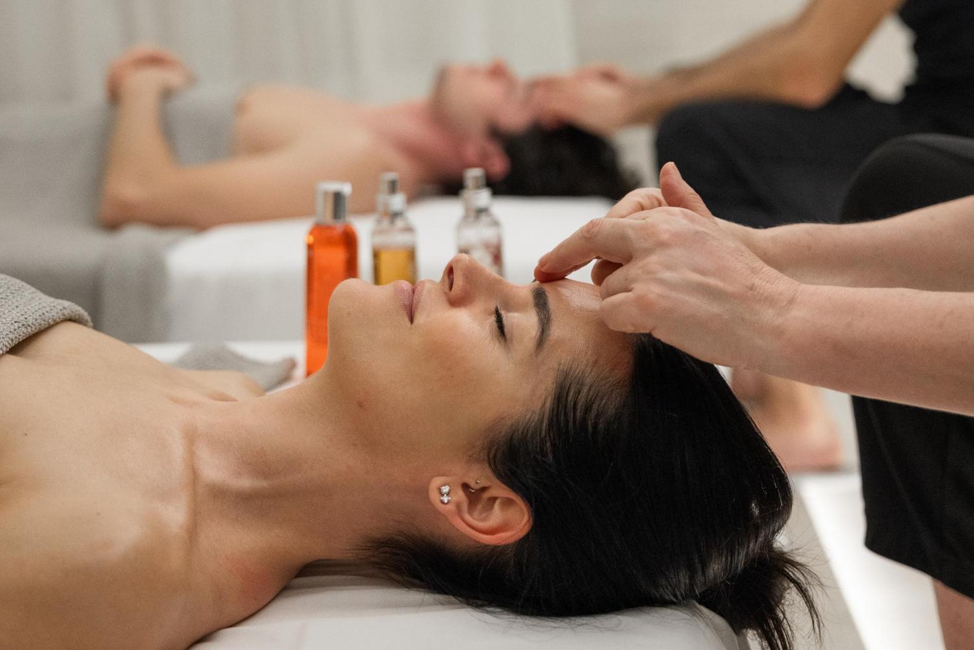 Helvetia&Bristol Firenze - Starhotels Collezione Экстерьер фото A woman receiving a head massage