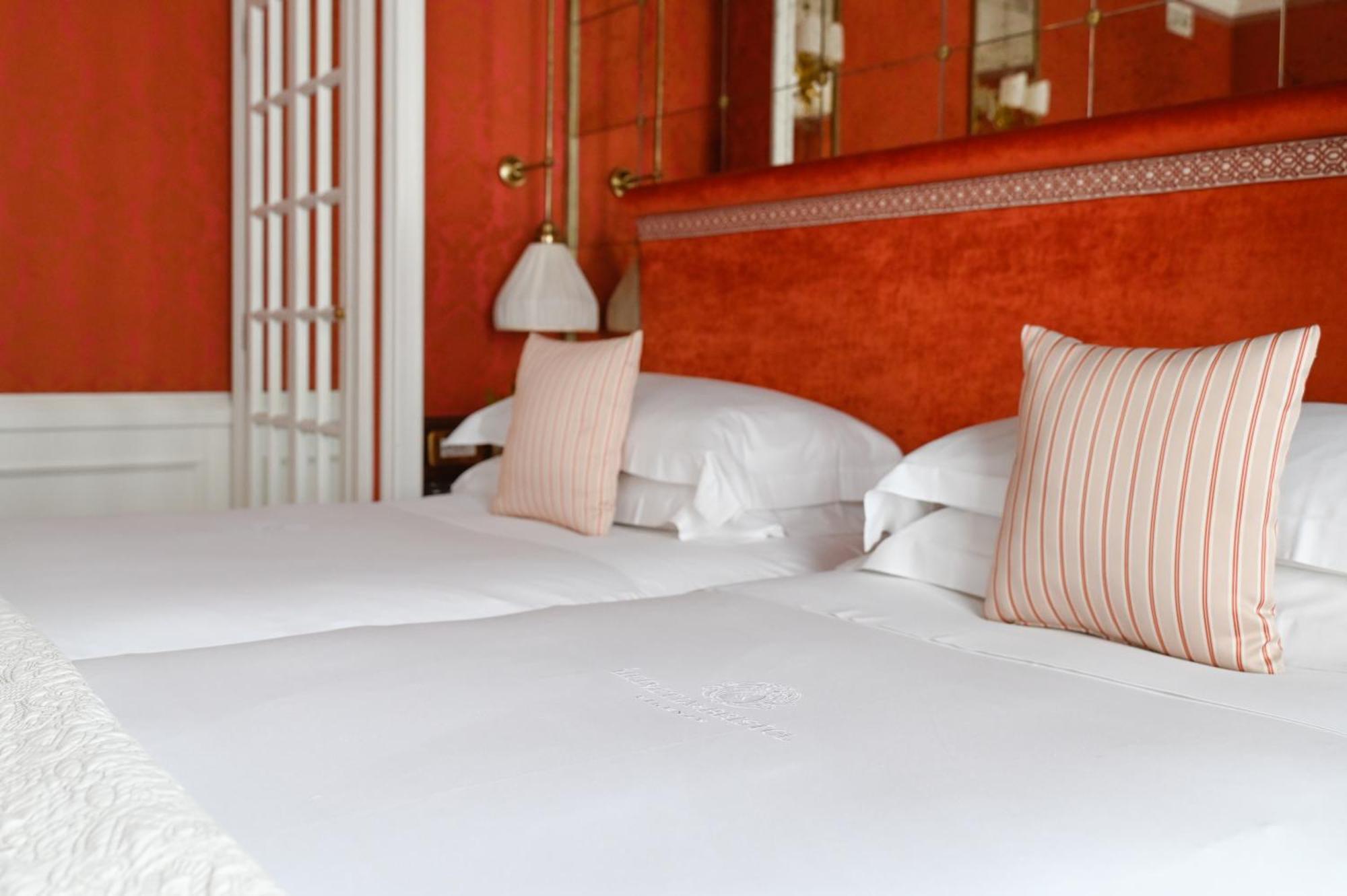 Helvetia&Bristol Firenze - Starhotels Collezione Экстерьер фото A bed with pillows